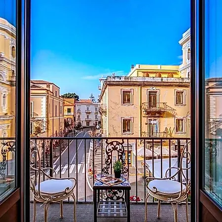 Square 4* Sorrento