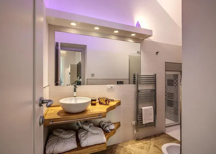 Square לינה וארוחת בוקר 4*