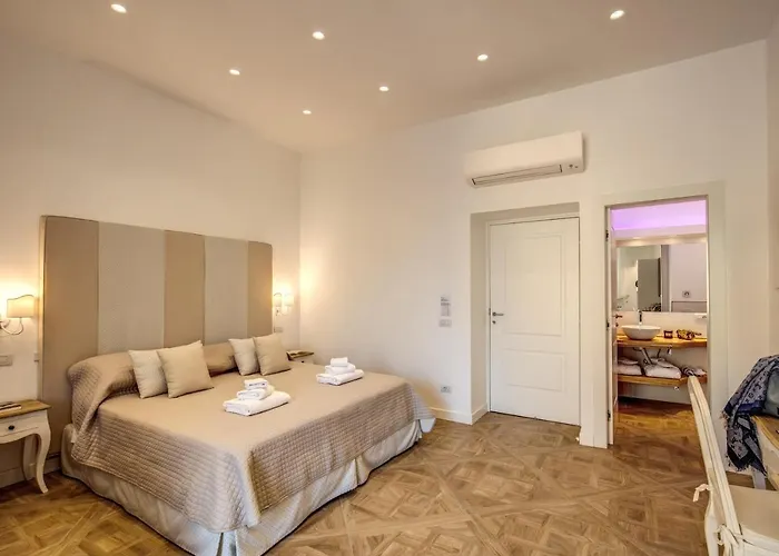 לינה וארוחת בוקר Square