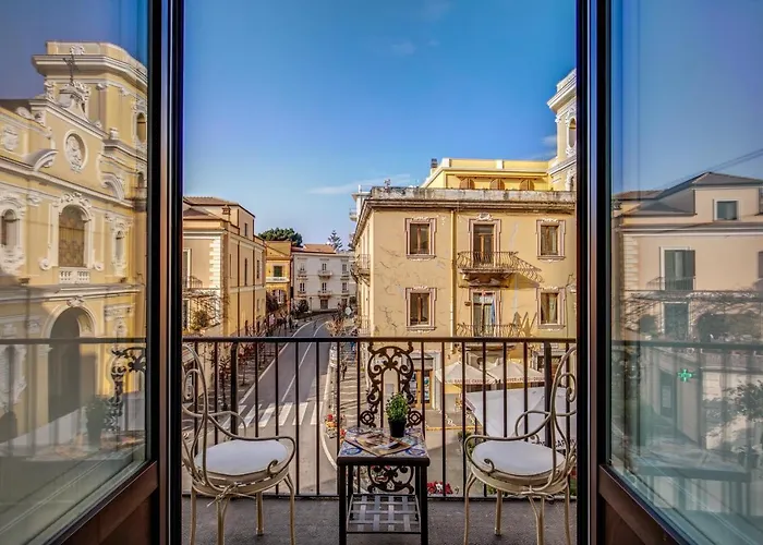 לינה וארוחת בוקר Square