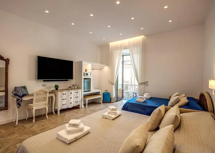 Square לינה וארוחת בוקר