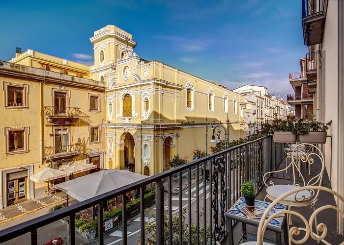 לינה וארוחת בוקר Square