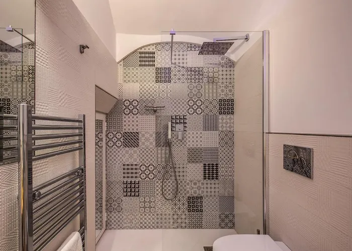 לינה וארוחת בוקר Square 4*