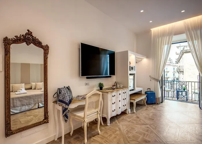 Square לינה וארוחת בוקר 4*