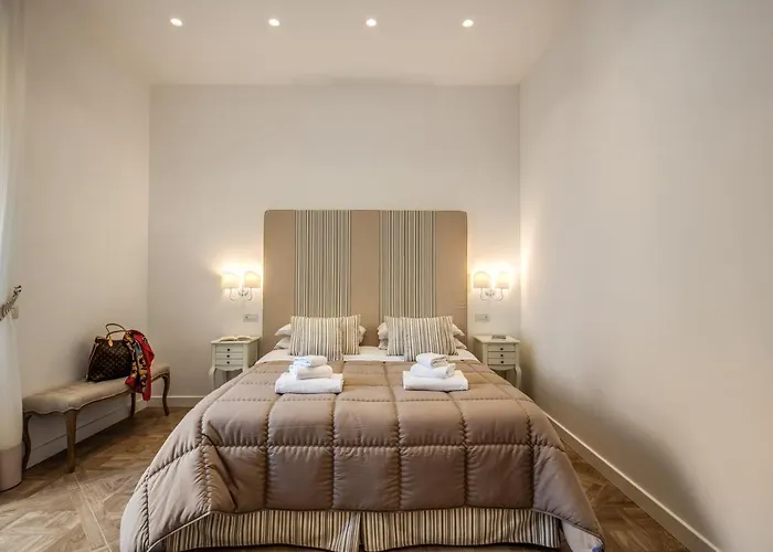 Square לינה וארוחת בוקר