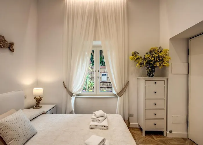 לינה וארוחת בוקר Square סורנטו